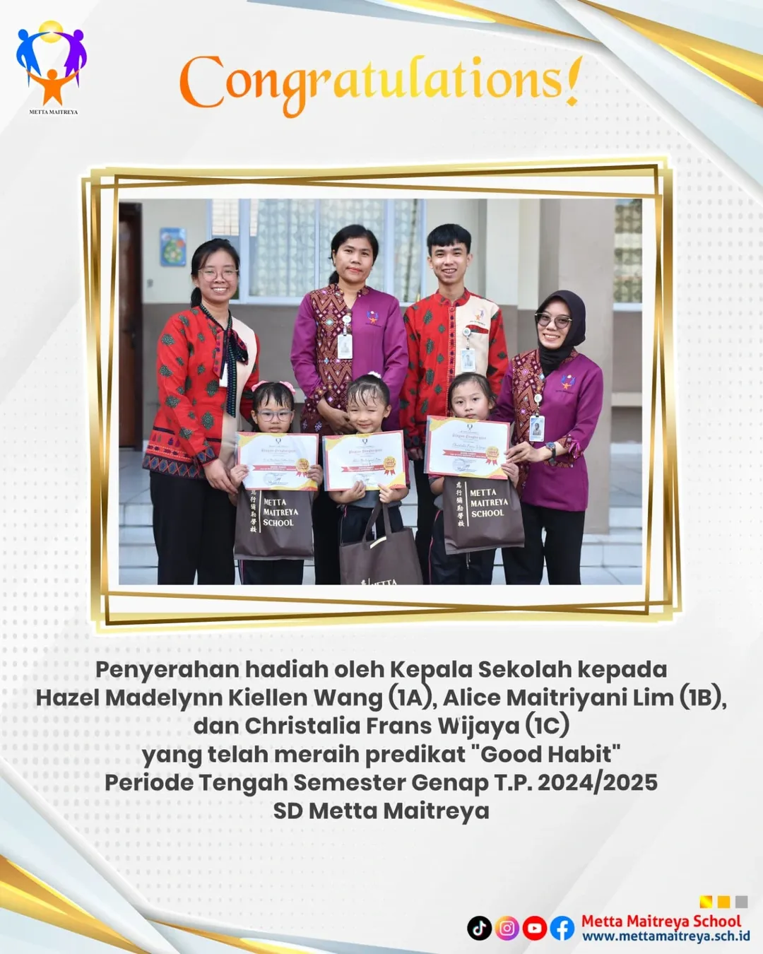 Penyerahan hadiah oleh Kepala Sekolah kepada peserta didik yang telah meraih predikat "Good Habit"